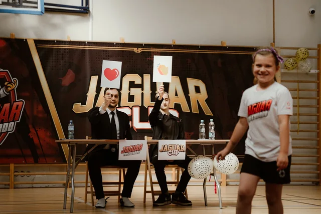Stolik sędziowski podczas turnieju Jaguar Cup