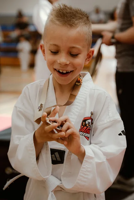 Uśmiechnięty zawodnik z medalem Jaguar Cup