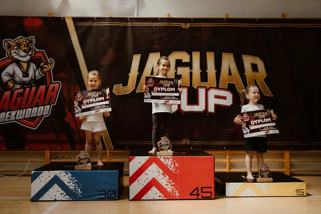 Podium Jaguar Cup z dyplomami